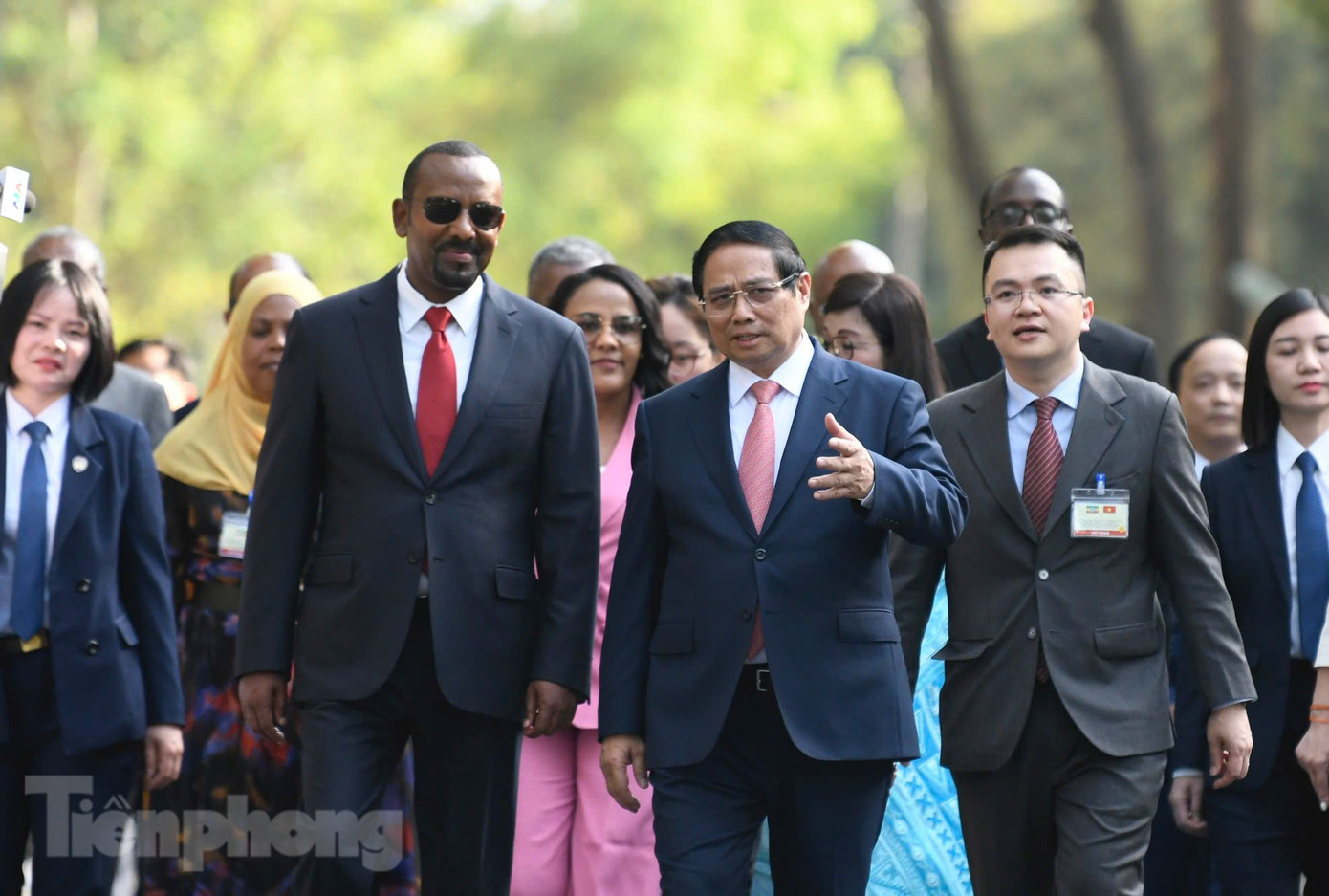 Hai Thủ tướng trò chuyện khi tiến vào phòng hội đàm. Ảnh: Như Ý Hai Thủ tướng trò chuyện khi tiến vào phòng hội đàm. Ảnh: Như Ý