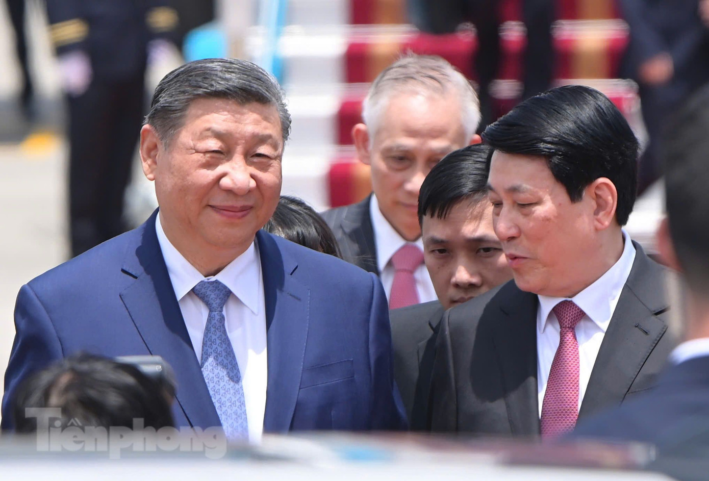 Chủ tịch nước Lương Cường chào đón Tổng Bí thư, Chủ tịch nước Trung Quốc Tập Cận Bình tại sân bay quốc tế Nội Bài. Ảnh: Như Ý Chủ tịch nước Lương Cường chào đón Tổng Bí thư, Chủ tịch nước Trung Quốc Tập Cận Bình tại sân bay quốc tế Nội Bài. Ảnh: Như Ý