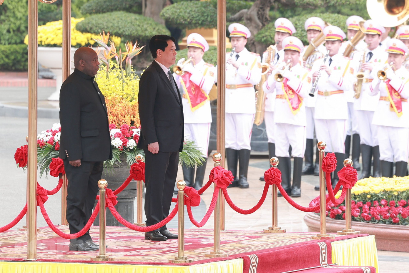 Chủ tịch nước Lương Cường và Tổng thống Burundi Évariste Ndayishimiye trên bục danh dự trong lễ đón chính thức. (Ảnh: Như Ý)