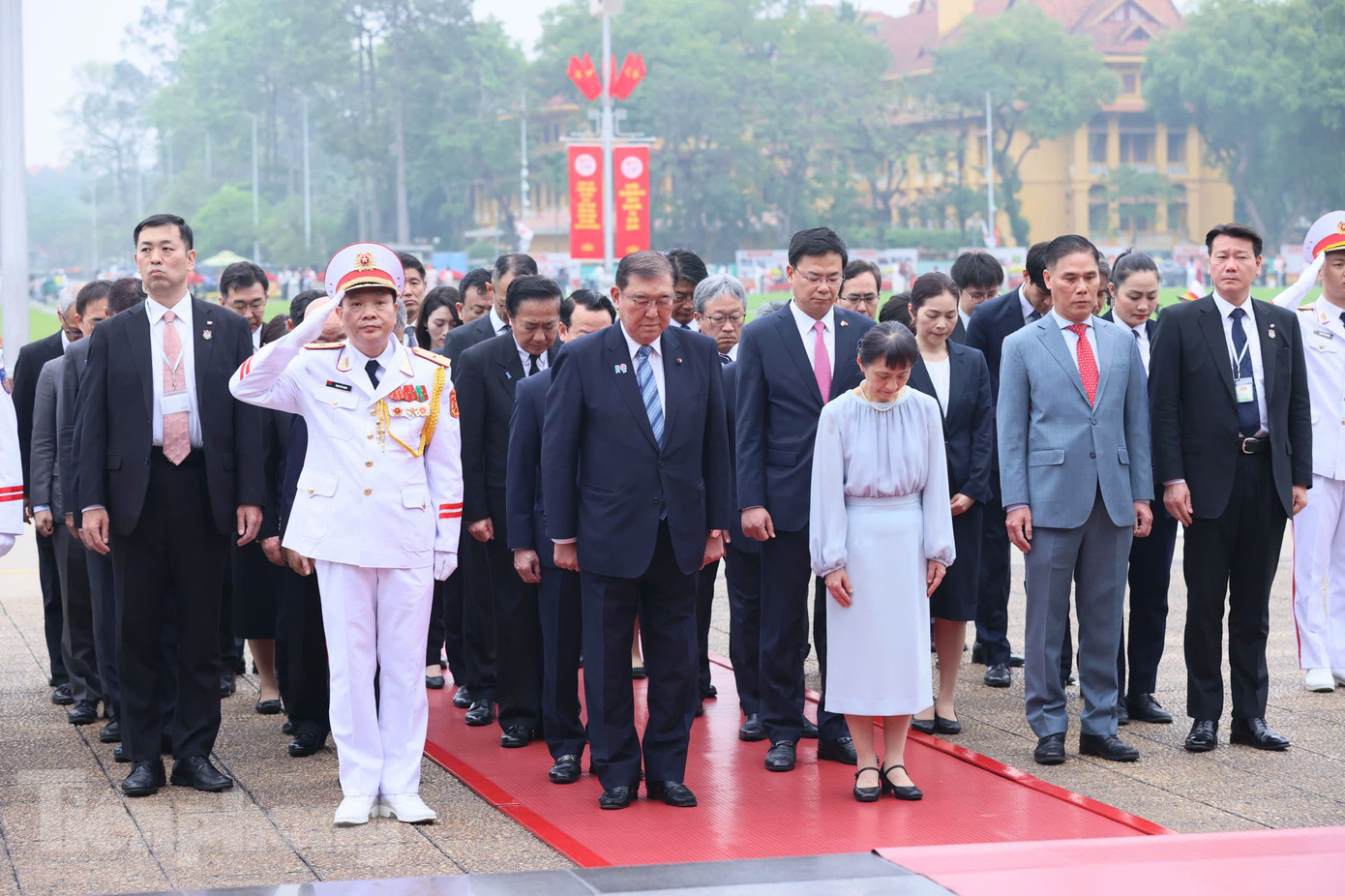 Đoàn của Thủ tướng Nhật Bản vào Lăng viếng Chủ tịch Hồ Chí Minh. Ảnh: Như Ý Đoàn của Thủ tướng Nhật Bản vào Lăng viếng Chủ tịch Hồ Chí Minh. Ảnh: Như Ý