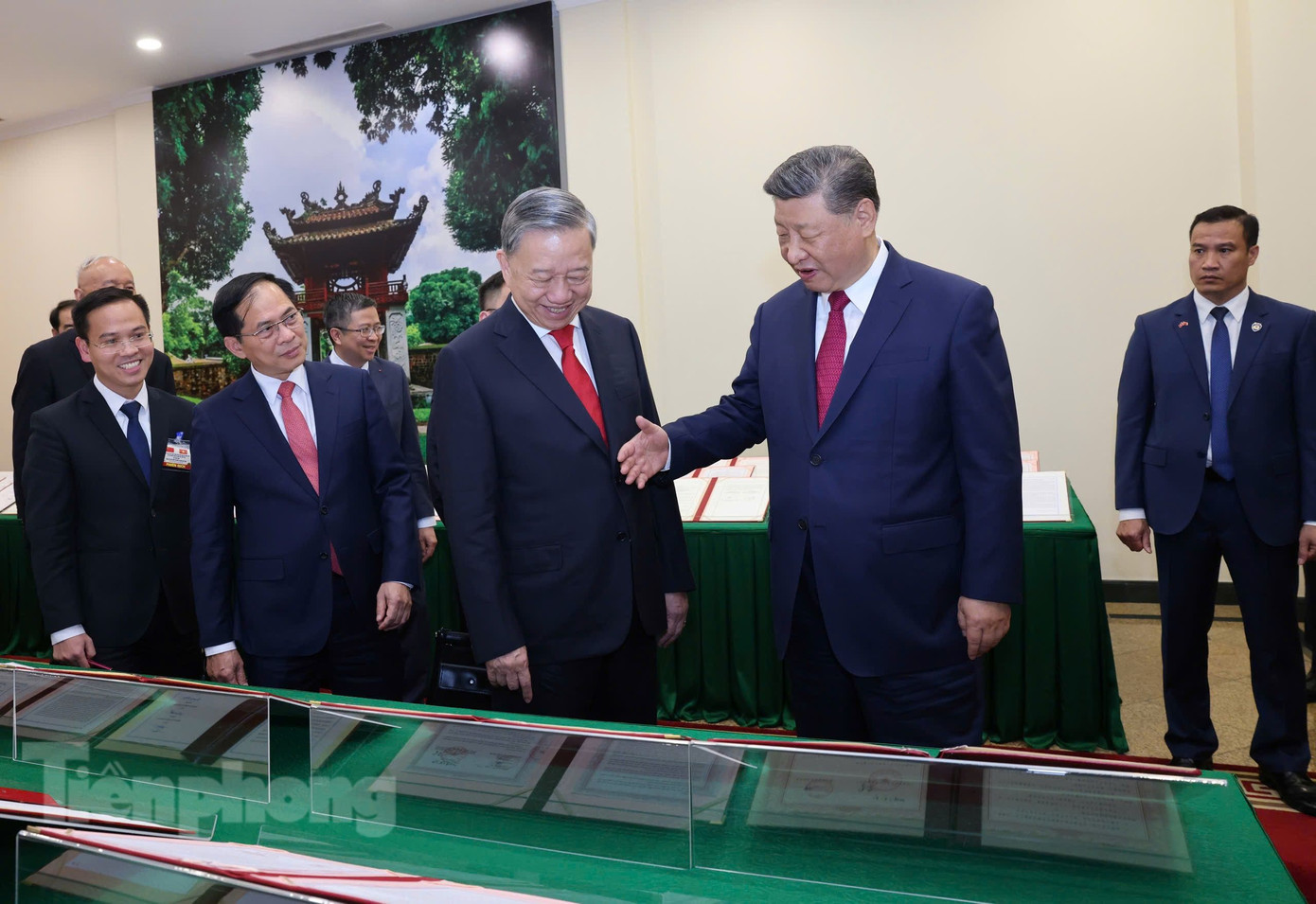 Tổng Bí thư Tô Lâm cùng Tổng Bí thư, Chủ tịch nước Trung Quốc Tập Cận Bình xem các văn kiện hợp tác song phương được ký kết nhân chuyến thăm. Ảnh: Như Ý