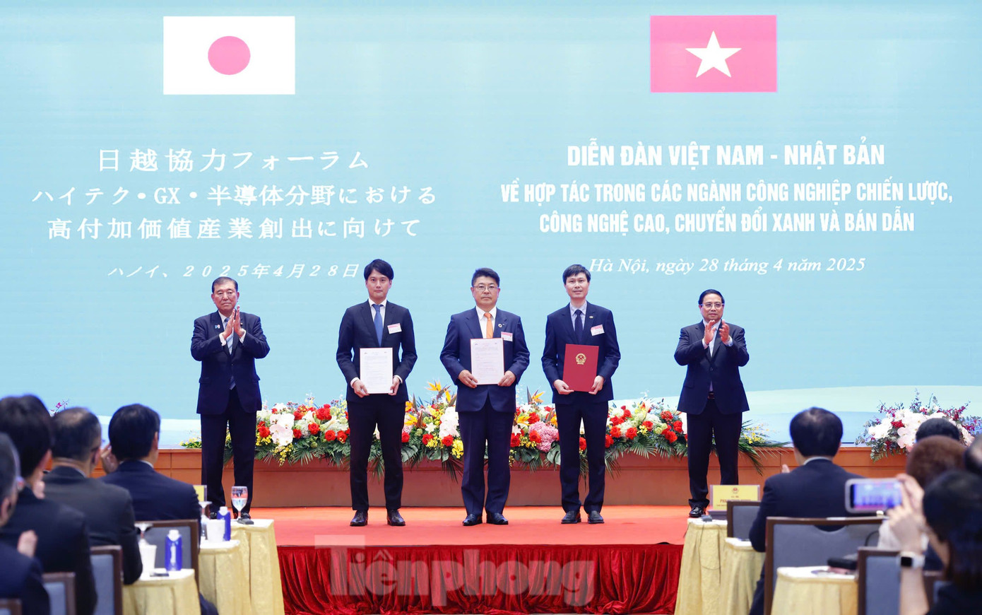 Hai Thủ tướng chứng kiến các tổ chức, doanh nghiệp hai bên ký kết một số thỏa thuận hợp tác. Ảnh: Như Ý