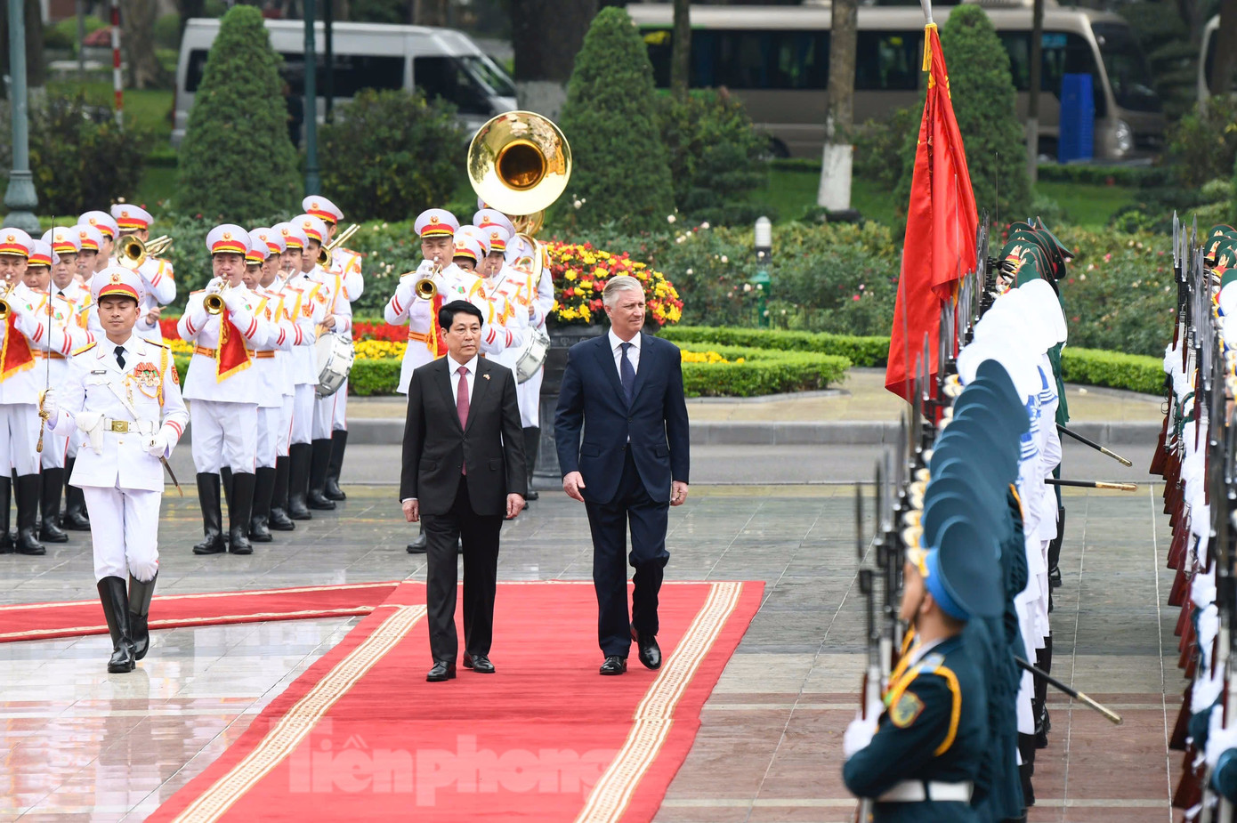 Chủ tịch nước Lương Cường và Nhà vua Bỉ duyệt đội danh dự. (Ảnh: Như Ý)