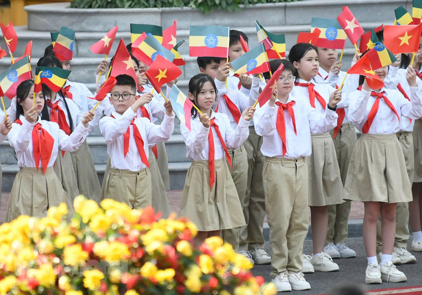 Các em thiếu nhi Hà Nội chào mừng Thủ tướng Ethiopia và Phu nhân. Ảnh: Như Ý Các em thiếu nhi Hà Nội chào mừng Thủ tướng Ethiopia và Phu nhân. Ảnh: Như Ý