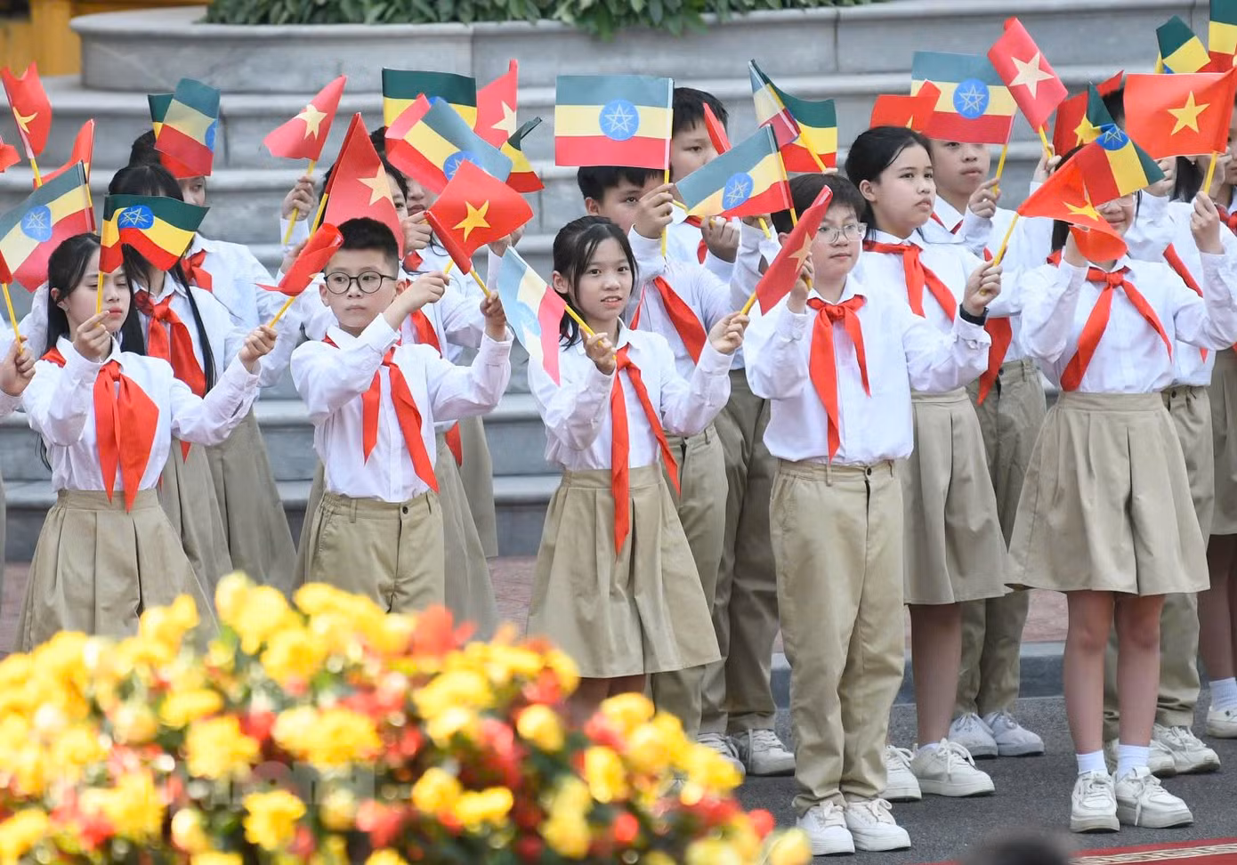 Các em thiếu nhi Hà Nội chào mừng Thủ tướng Ethiopia và Phu nhân. Ảnh: Như Ý