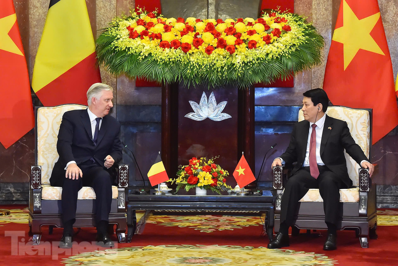 Chủ tịch nước Lương Cường và Nhà vua Bỉ Philippe trong cuộc gặp hẹp sau lễ đón. (Ảnh: Như Ý)