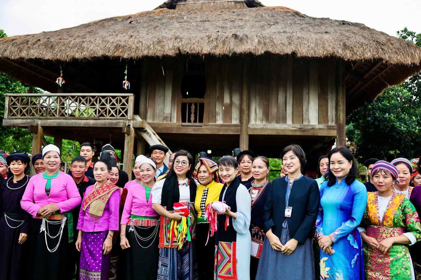 Đại diện đồng bào Thái tặng Phu nhân Lê Thị Bích Trân và Phu nhân Ishiba Yoshio khăn Piêu và quả còn. Ảnh: Nhật Minh