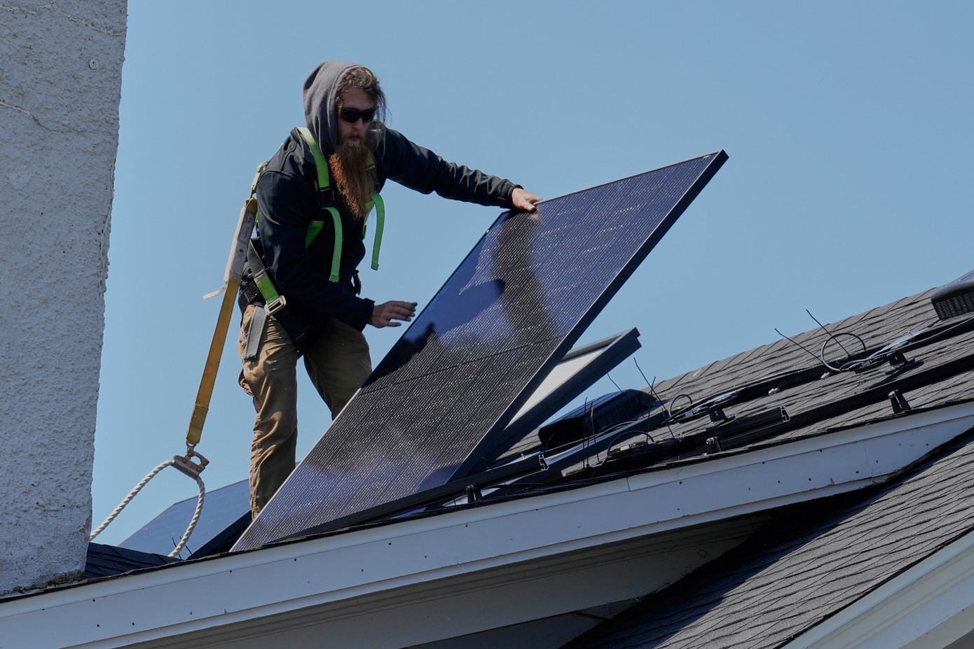 Một nhân viên đang lắp đặt tấm pin trên mái nhà ở Lakewood, Ohio, ngày 16/4. (Ảnh: AP) Một nhân viên đang lắp đặt tấm pin trên mái nhà ở Lakewood, Ohio, ngày 16/4. (Ảnh: AP)