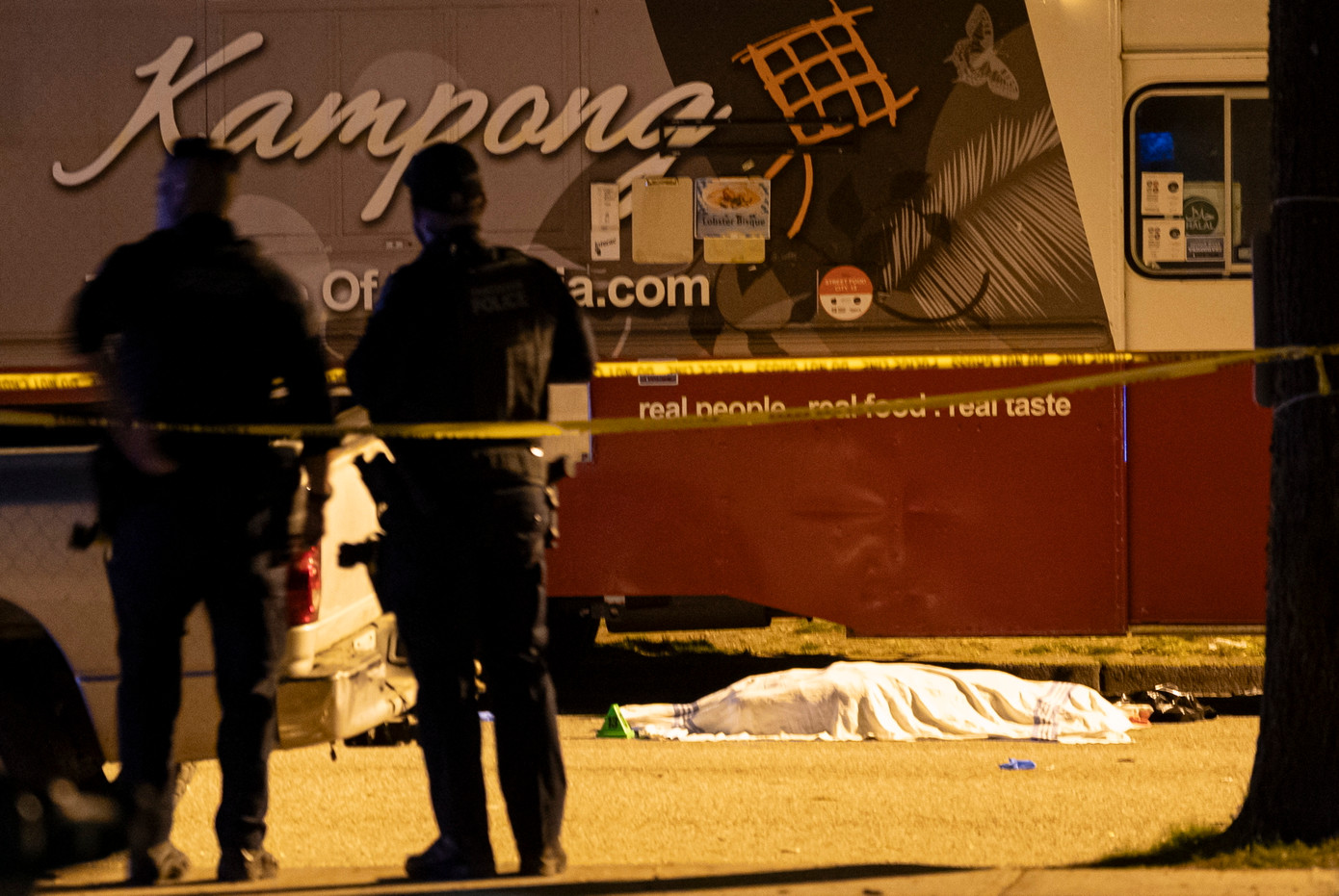 Thi thể một nạn nhân nằm trên phố sau vụ đâm xe khiến 9 người chết. (Ảnh: AP) Thi thể một nạn nhân nằm trên phố sau vụ đâm xe khiến 9 người chết. (Ảnh: AP)
