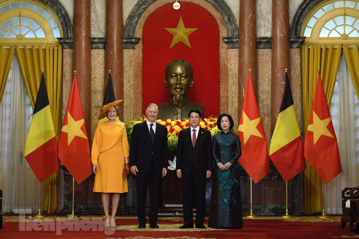 Chủ tịch nước Lương Cường và Phu nhân đón Nhà vua và Hoàng hậu Bỉ. (Ảnh: Như Ý)