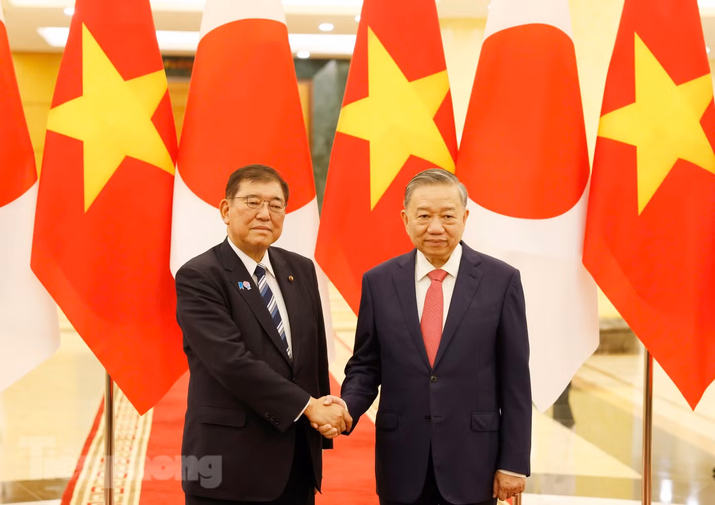 Tổng Bí thư Tô Lâm và Thủ tướng Ishiba Shigeru chụp ảnh chung trước cuộc hội kiến. Ảnh: Như Ý