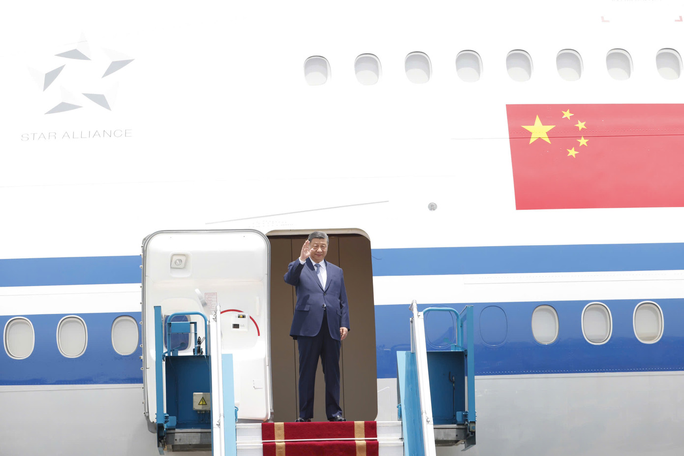 Tổng Bí thư, Chủ tịch Trung Quốc Tập Cận Bình tới Hà Nội, bắt đầu chuyến thăm cấp Nhà nước đến Việt Nam. Ảnh: Như Ý Tổng Bí thư, Chủ tịch Trung Quốc Tập Cận Bình tới Hà Nội, bắt đầu chuyến thăm cấp Nhà nước đến Việt Nam. Ảnh: Như Ý