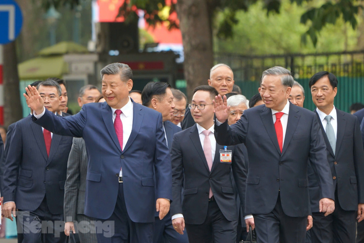 Tổng Bí thư Tô Lâm và Tổng Bí thư, Chủ tịch Trung Quốc Tập Cận Bình di chuyển đến Trụ sở Trung ương Đảng để có cuộc gặp hẹp trước khi tiến hành hội đàm. Ảnh: Trọng Quân Tổng Bí thư Tô Lâm và Tổng Bí thư, Chủ tịch Trung Quốc Tập Cận Bình di chuyển đến Trụ sở Trung ương Đảng để có cuộc gặp hẹp trước khi tiến hành hội đàm. Ảnh: Trọng Quân