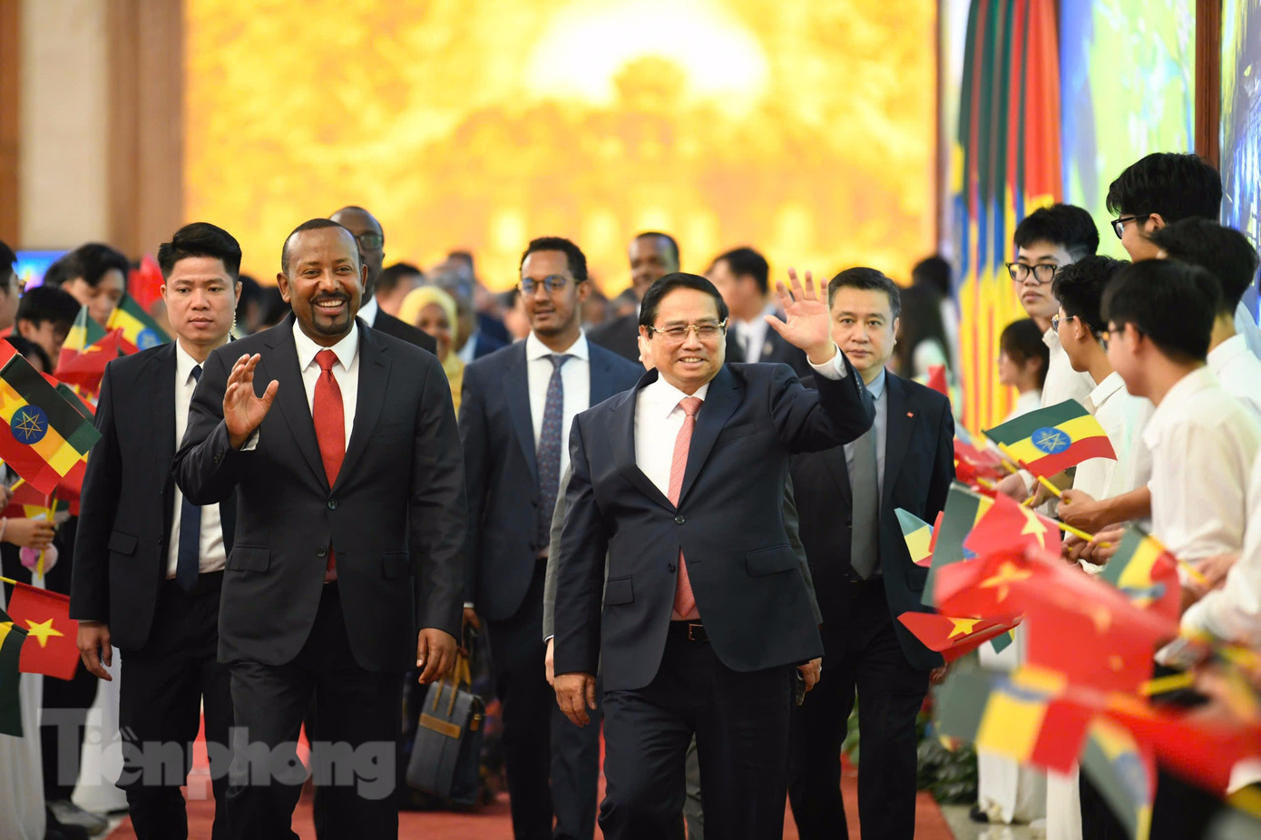 Thủ tướng Phạm Minh Chính và Thủ tướng Ethiopia Abiy Ahmed Ali đến dự lễ ký kết các văn kiện hợp tác. Ảnh: Như Ý Thủ tướng Phạm Minh Chính và Thủ tướng Ethiopia Abiy Ahmed Ali đến dự lễ ký kết các văn kiện hợp tác. Ảnh: Như Ý