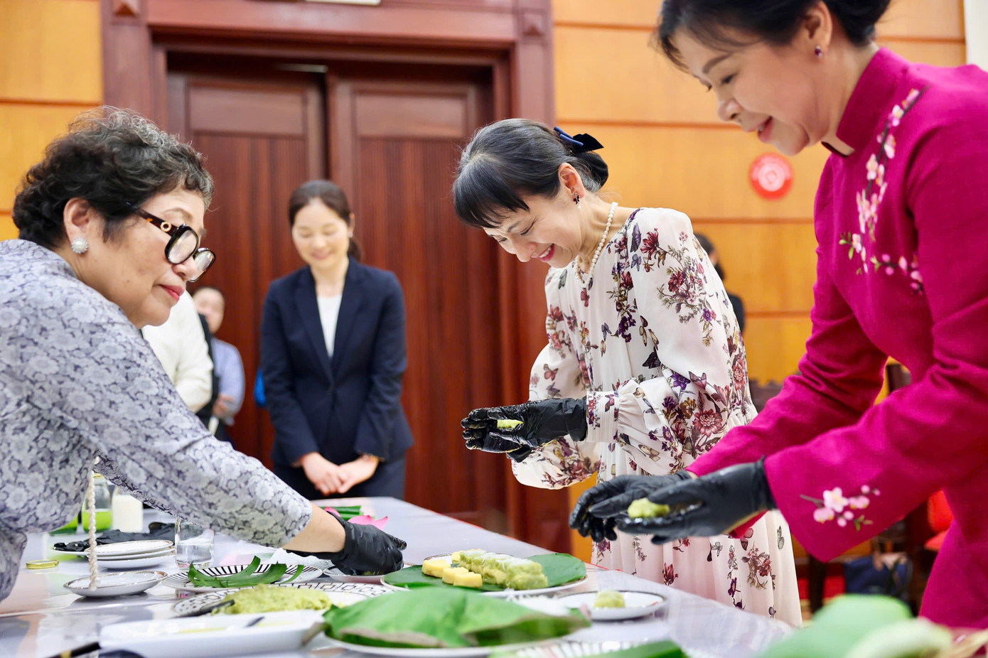 Hai Phu nhân cùng làm bánh cốm. Ảnh: Như Ý Hai Phu nhân cùng làm bánh cốm. Ảnh: Như Ý