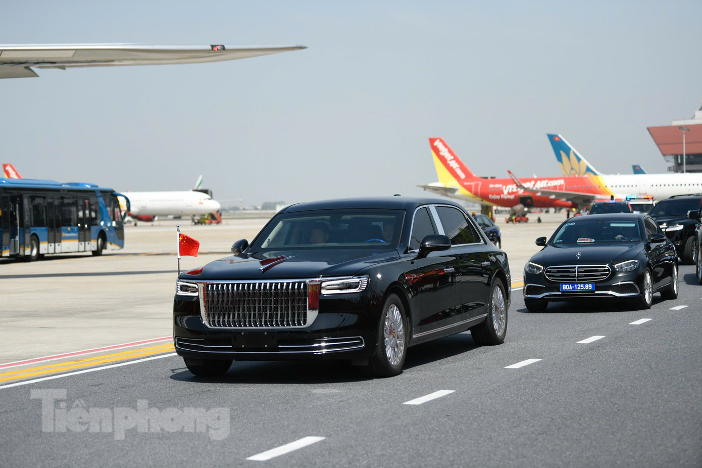 Chiếc limousine Hồng Kỳ đưa nhà lãnh đạo Trung Quốc vào sân bay Nội Bài. Ảnh: Như Ý Chiếc limousine Hồng Kỳ đưa nhà lãnh đạo Trung Quốc vào sân bay Nội Bài. Ảnh: Như Ý