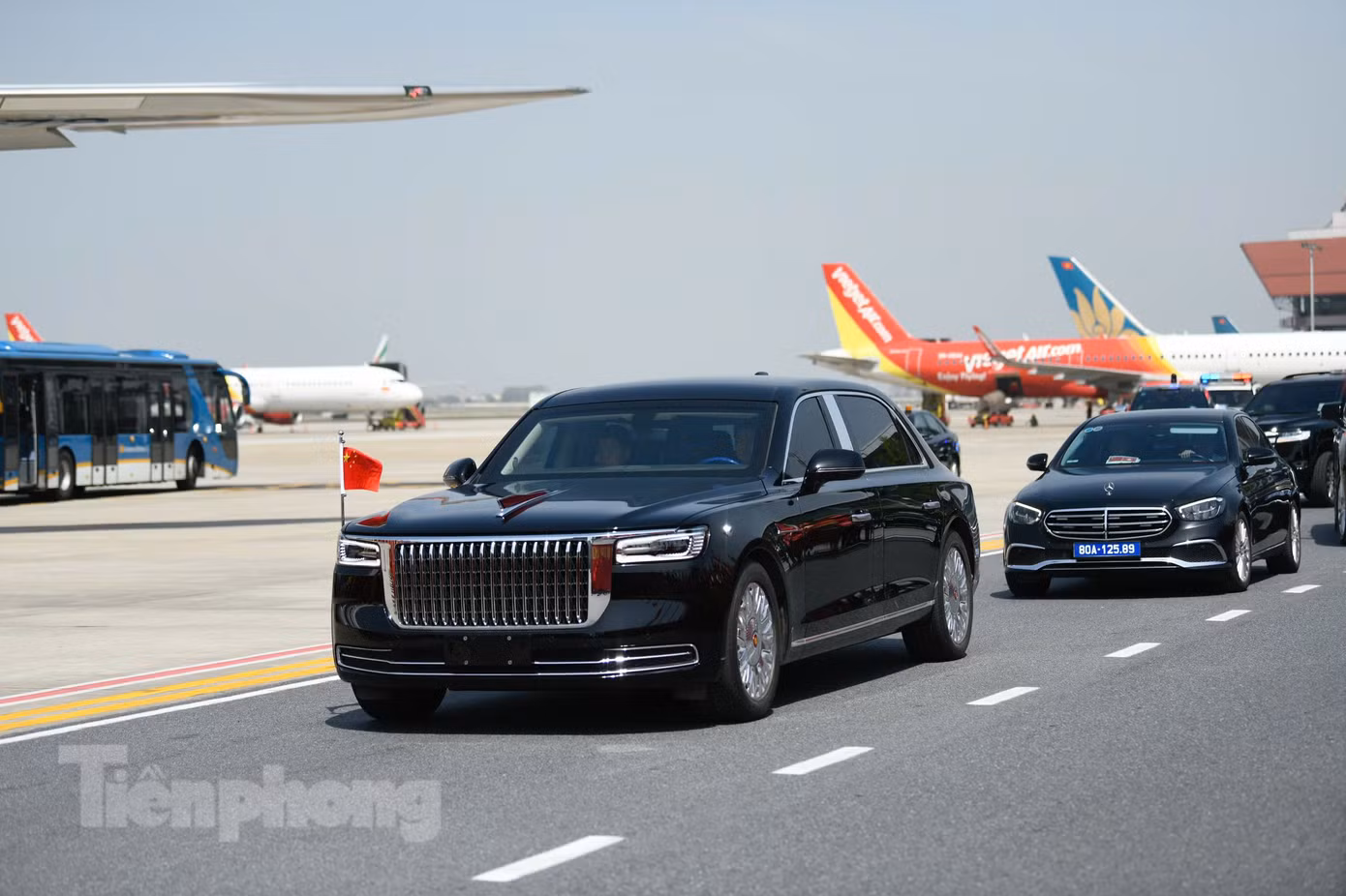 Chiếc limousine Hồng Kỳ đưa nhà lãnh đạo Trung Quốc vào sân bay Nội Bài. Ảnh: Như Ý Chiếc limousine Hồng Kỳ đưa nhà lãnh đạo Trung Quốc vào sân bay Nội Bài. Ảnh: Như Ý