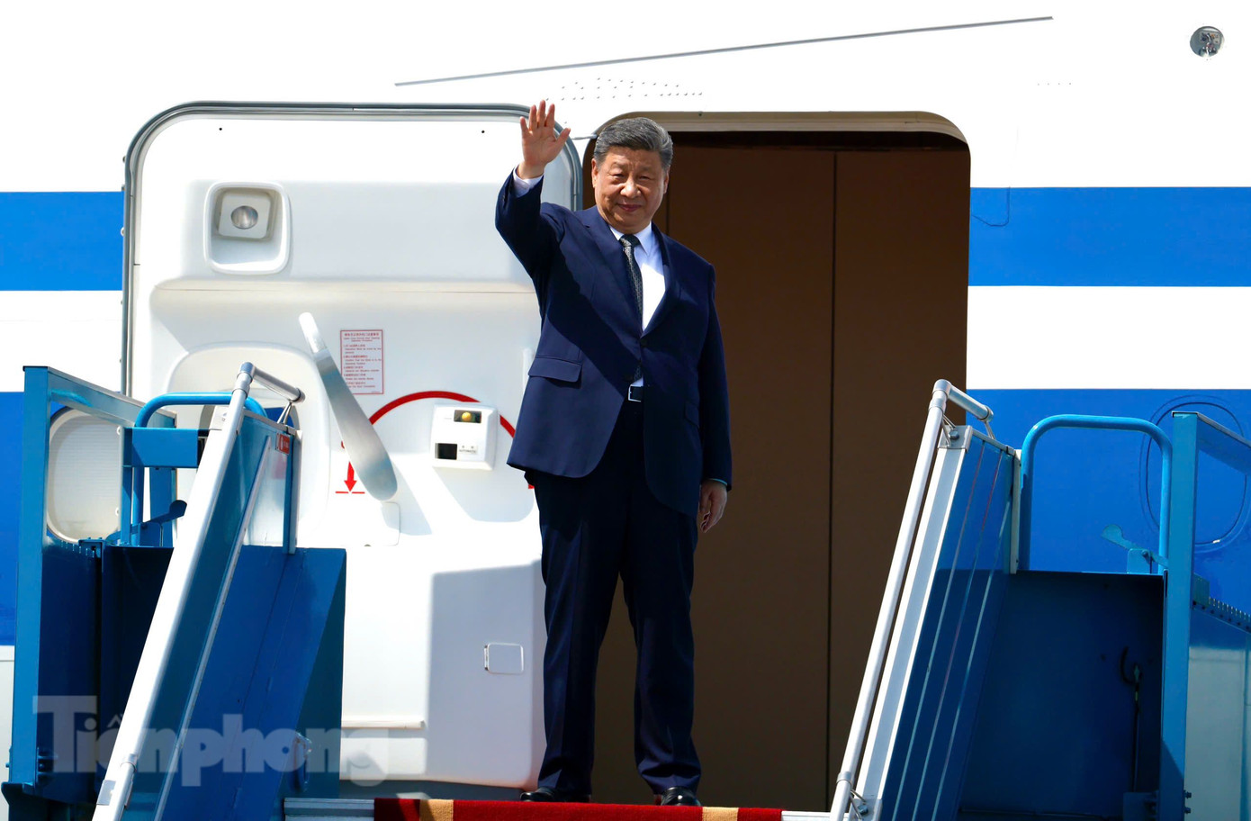 Nhà lãnh đạo Trung Quốc vẫy chào trước khi vào máy bay. Ảnh: Như Ý Nhà lãnh đạo Trung Quốc vẫy chào trước khi vào máy bay. Ảnh: Như Ý