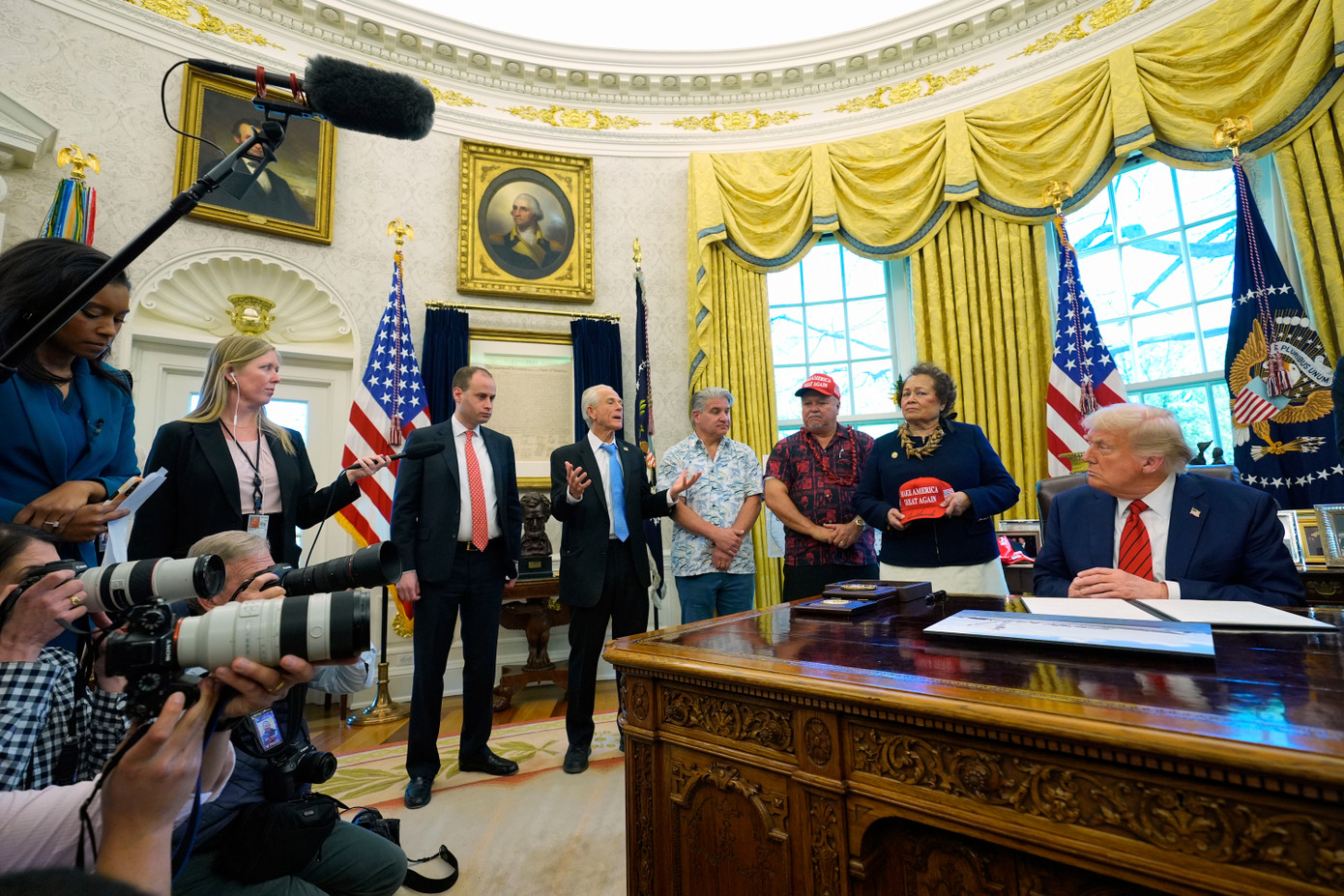 Tổng thống Donald Trump lắng nghe cố vấn thương mại Nhà Trắng Peter Navarro phát biểu tại Phòng Bầu dục, ngày 17/4. (Ảnh: AP)