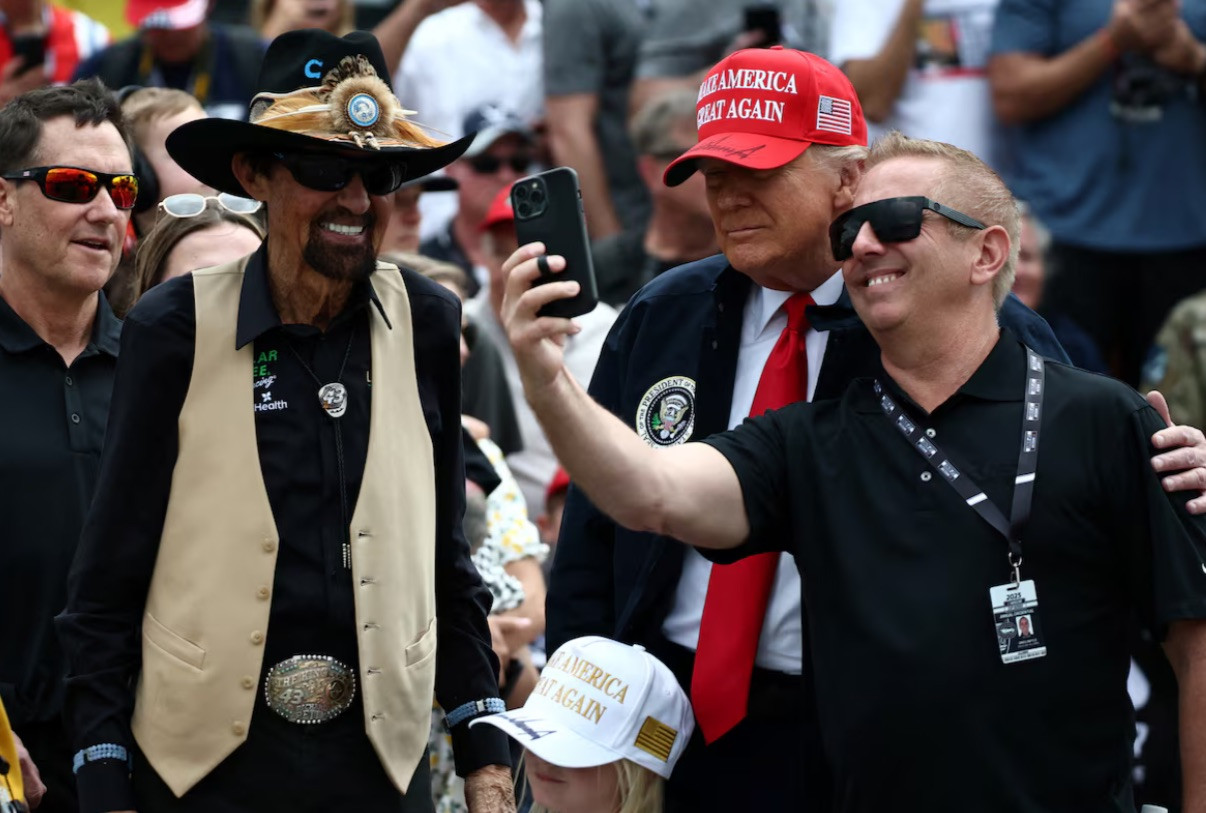 Tổng thống Mỹ Donald Trump trong một dịp chụp ảnh selfie với những người ủng hộ ông. (Ảnh: Reuters) Tổng thống Mỹ Donald Trump trong một dịp chụp ảnh selfie với những người ủng hộ ông. (Ảnh: Reuters)