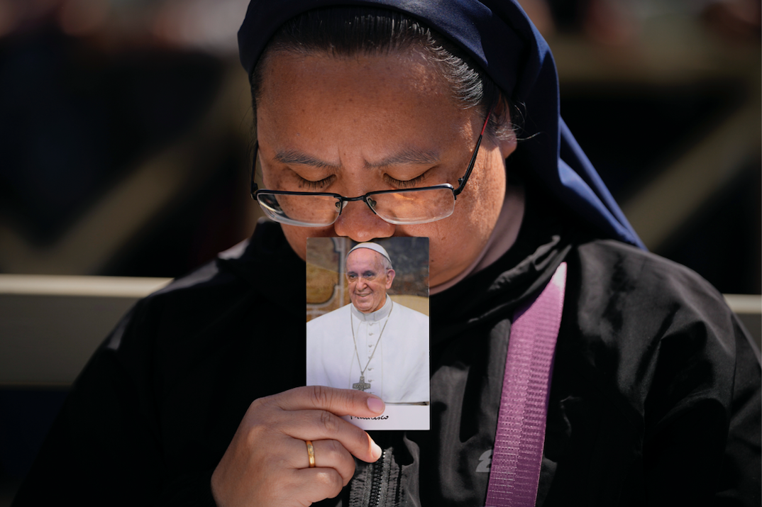 Một nữ tu cầm ảnh Giáo hoàng Francis khi tham dự lễ tang tại Quảng trường Thánh Peter ở Vatican. (Ảnh: AP) Một nữ tu cầm ảnh Giáo hoàng Francis khi tham dự lễ tang tại Quảng trường Thánh Peter ở Vatican. (Ảnh: AP)