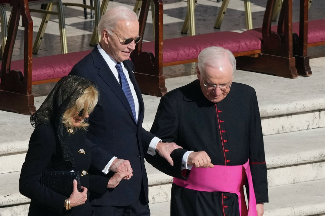 Cựu Tổng thống Mỹ Joe Biden và phu nhân dự lễ tang Giáo hoàng Francis. (Ảnh: AP) Cựu Tổng thống Mỹ Joe Biden và phu nhân dự lễ tang Giáo hoàng Francis. (Ảnh: AP)