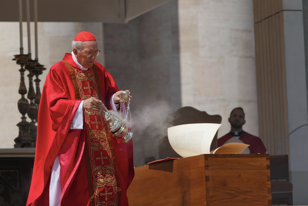 Hồng y Giovanni Battista Re làm lễ bên linh cữu Giáo hoàng Francis tại Quảng trường Thánh Peter ở Vatican, ngày 26/4. (Ảnh: AP) Hồng y Giovanni Battista Re làm lễ bên linh cữu Giáo hoàng Francis tại Quảng trường Thánh Peter ở Vatican, ngày 26/4. (Ảnh: AP)