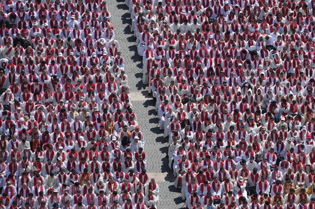 Các giáo sĩ dự lễ tang Giáo hoàng Francis tại Quảng trường Thánh Peter. (Ảnh: AP) Các giáo sĩ dự lễ tang Giáo hoàng Francis tại Quảng trường Thánh Peter. (Ảnh: AP)