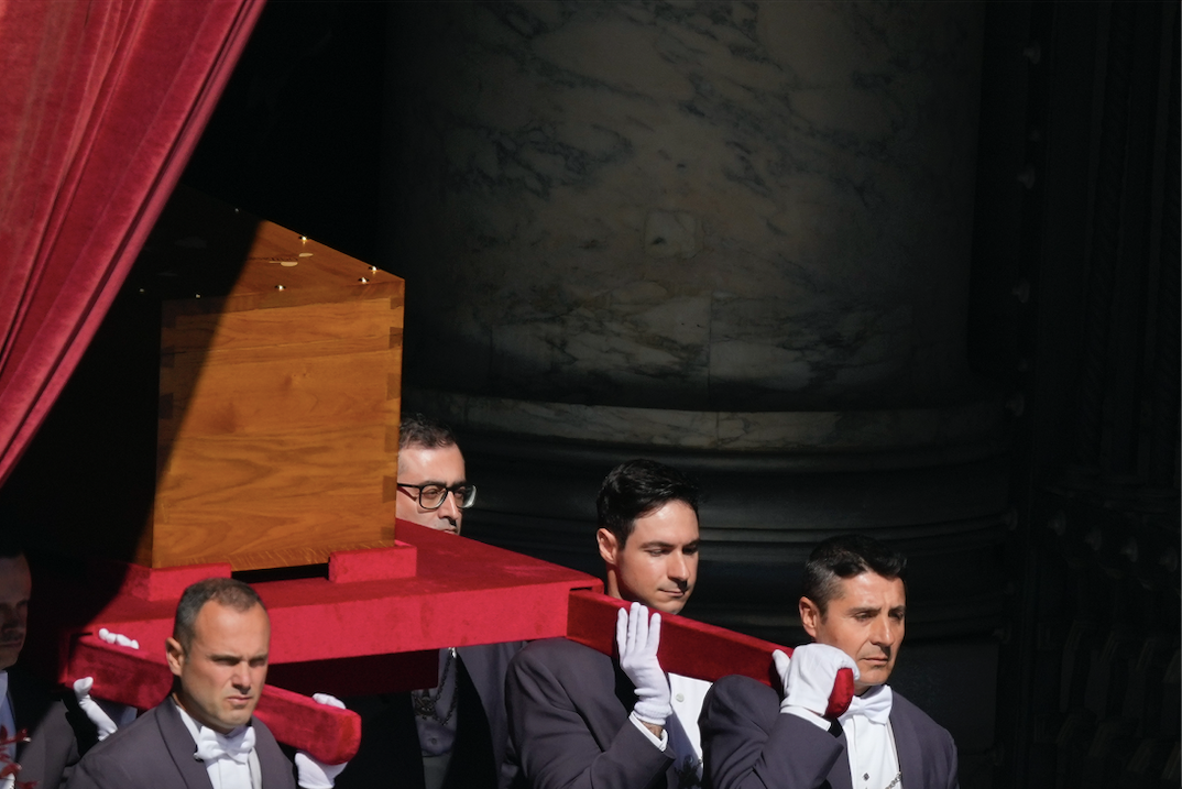 Linh cữu Giáo hoàng Francis được đưa ra khỏi Vương cung thánh đường Thánh Peter. (Ảnh: AP) Linh cữu Giáo hoàng Francis được đưa ra khỏi Vương cung thánh đường Thánh Peter. (Ảnh: AP)