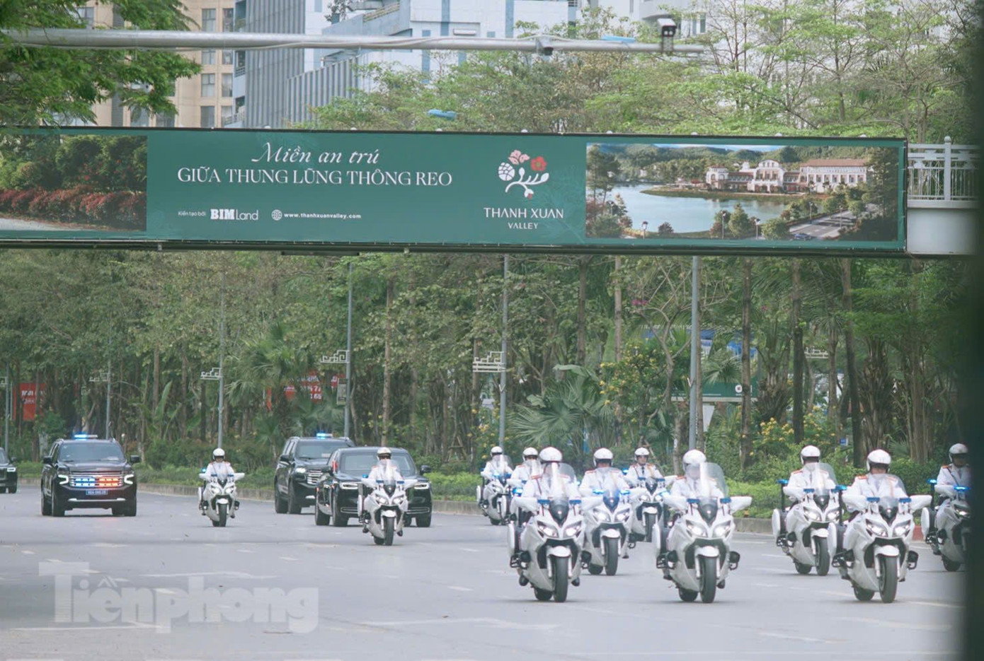 Đoàn xe của Tổng Bí thư, Chủ tịch nước Trung Quốc Tập Cận Bình di chuyển trên đường Võ Chí Công. Ảnh: Thanh Hà Đoàn xe của Tổng Bí thư, Chủ tịch nước Trung Quốc Tập Cận Bình di chuyển trên đường Võ Chí Công. Ảnh: Thanh Hà