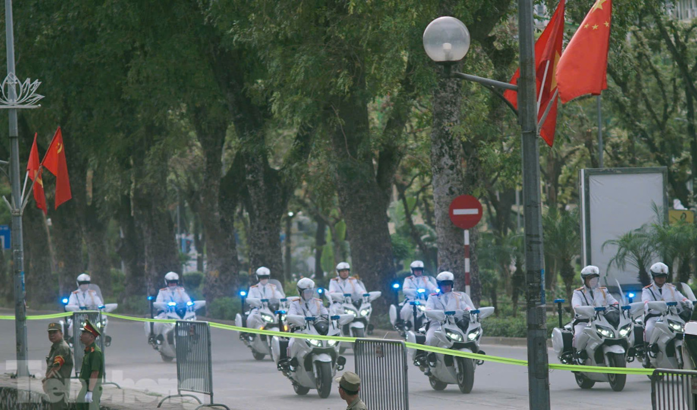 Đội xe dẫn đường đưa nhà lãnh đạo Trung Quốc đến Phủ Chủ tịch. Ảnh: Thanh Hà Đội xe dẫn đường đưa nhà lãnh đạo Trung Quốc đến Phủ Chủ tịch. Ảnh: Thanh Hà