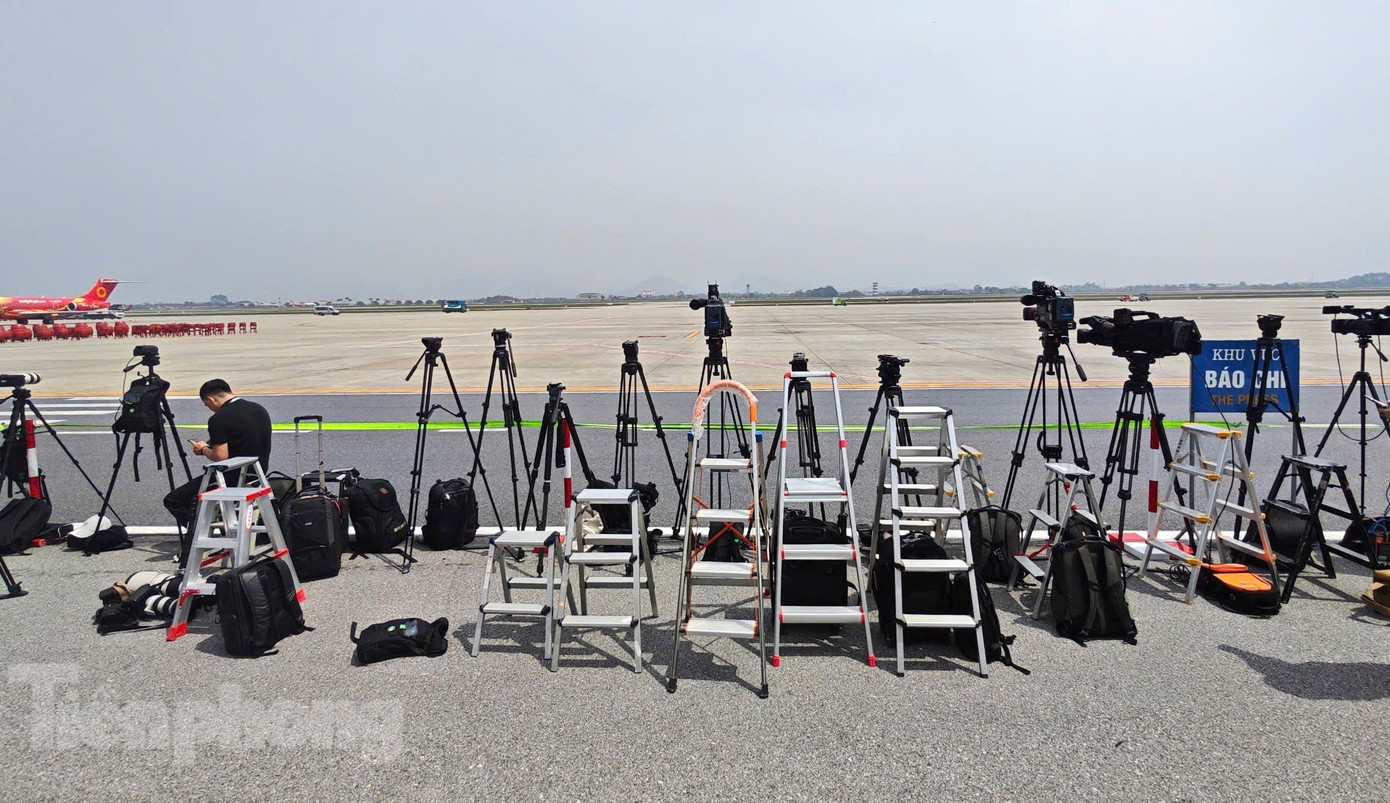 Các phóng viên đặt sẵn chân máy ảnh và máy quay chờ chuyên cơ hạ cánh. Chuyến thăm của Tổng Bí thư, Chủ tịch nước Trung Quốc Tập Cận Bình đến Việt Nam thu hút sự quan tâm lớn của dư luận trong và ngoài nước. Ảnh: Như Ý.