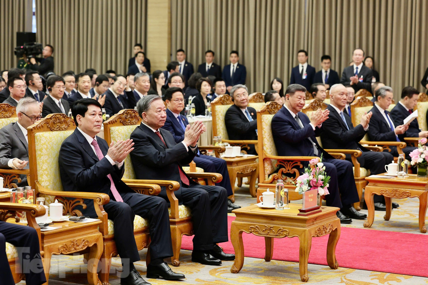 Các nhà lãnh đạo hai nước dự Gặp gỡ hữu nghị nhân dân Việt Nam – Trung Quốc. Ảnh: Nhật Minh Các nhà lãnh đạo hai nước dự Gặp gỡ hữu nghị nhân dân Việt Nam – Trung Quốc. Ảnh: Nhật Minh