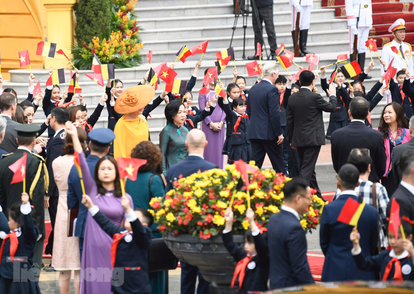 Chủ tịch nước Lương Cường đón Nhà vua Bỉ, Phu nhân Chủ tịch nước Nguyễn Thị Minh Nguyệt đón Hoàng hậu Bỉ Mathilde. (Ảnh: Như Ý)