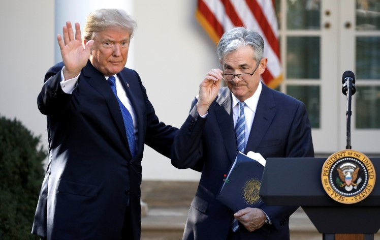 Tổng thống Mỹ Donald Trump và Chủ tịch Fed Jerome Powell. (Ảnh: Reuters)