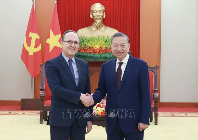Tổng Bí thư Tô Lâm tiếp Đại sứ Nga tại Việt Nam Gennady Bezdetko. Ảnh: TTXVN.