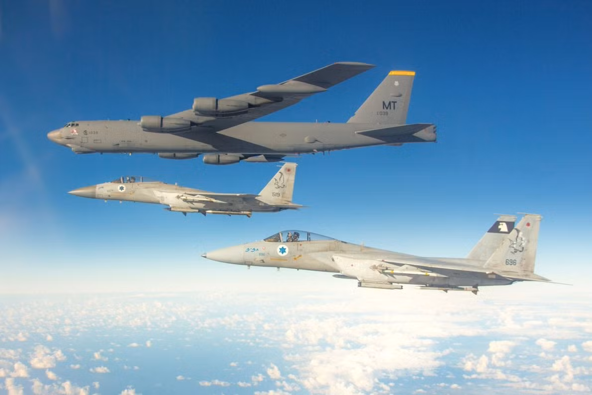 Máy bay chiến đấu F-15 của Israel hộ tống một máy bay ném bom B-52 của Mỹ qua không phận Israel trên đường đến Vịnh Ba Tư ngày 14/2/2022. (IDF)
