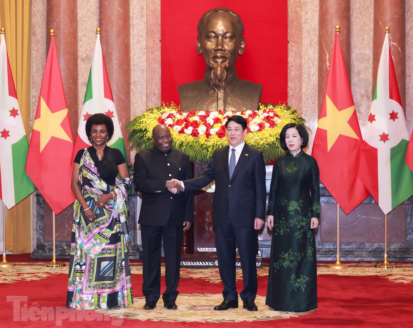 Chủ tịch nước Lương Cường và Phu nhân đón Tổng thống Burundi Évariste Ndayishimiye và Phu nhân. Ảnh: Như Ý