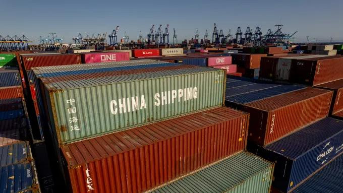 Các container hàng hoá ở cảng Los Angeles ngày 4/4. (Ảnh: Getty) Các container hàng hoá ở cảng Los Angeles ngày 4/4. (Ảnh: Getty)
