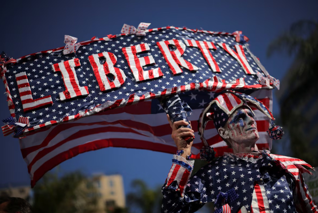 Một người tham gia phong trào biểu tình "Hands Off" ở California ngày 5/4. (Ảnh: Reuters)