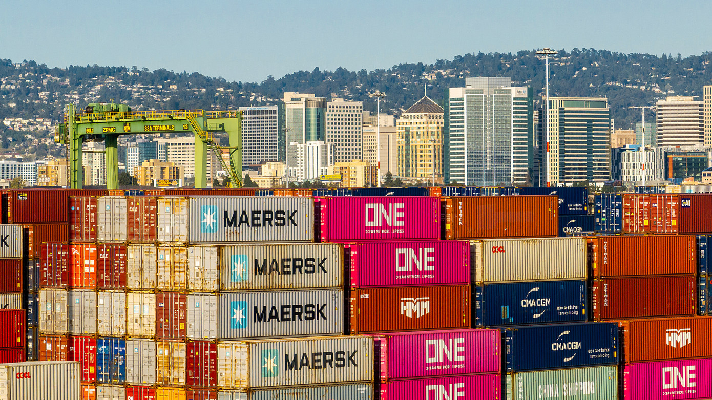 Các container hàng hóa tại cảng Oakland, ngày 4/4. (Ảnh: AP)