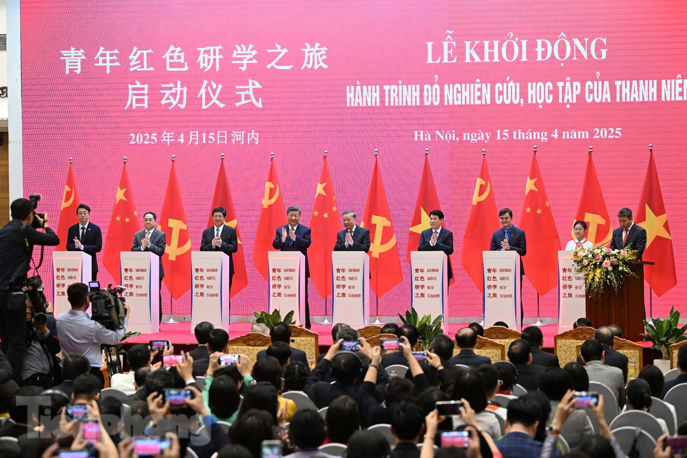 Tổng Bí thư Tô Lâm, Chủ tịch nước Lương Cường cùng Tổng Bí thư, Chủ tịch nước Trung Quốc Tập Cận Bình dự Lễ khởi động Hành trình đỏ nghiên cứu, học tập của thanh niên. Ảnh: Nhật Minh Tổng Bí thư Tô Lâm, Chủ tịch nước Lương Cường cùng Tổng Bí thư, Chủ tịch nước Trung Quốc Tập Cận Bình dự Lễ khởi động Hành trình đỏ nghiên cứu, học tập của thanh niên. Ảnh: Nhật Minh