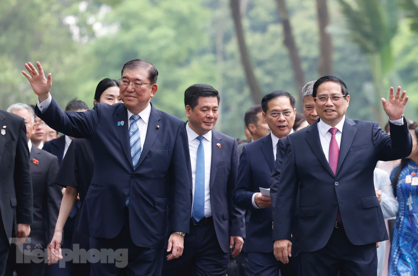 Hai Thủ tướng vẫy chào khi đang tiến vào phòng hội đàm. Ảnh: Như Ý