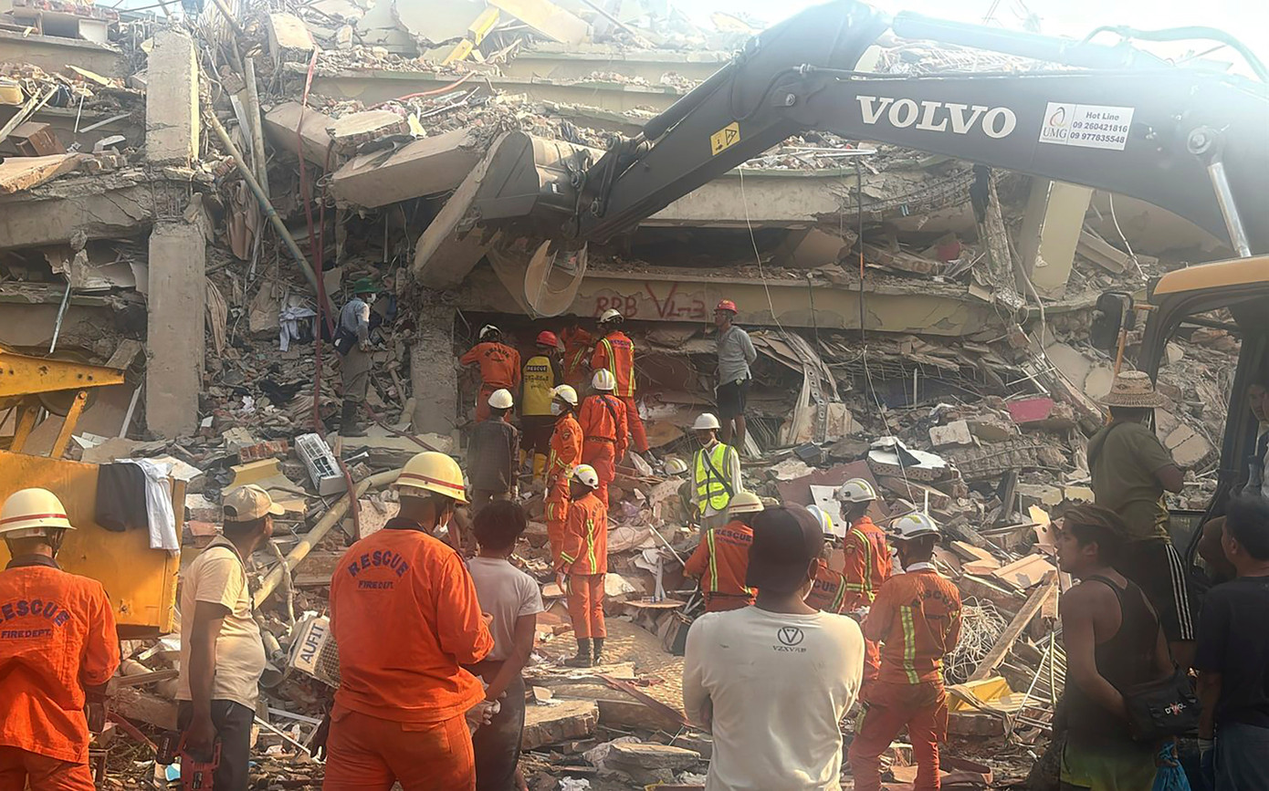Đội cứu hộ tìm kiếm ở hiện trường vụ sập toà nhà Sky Villa ở Mandalay, Myanmar, ngày 30/3. (Ảnh: AP)