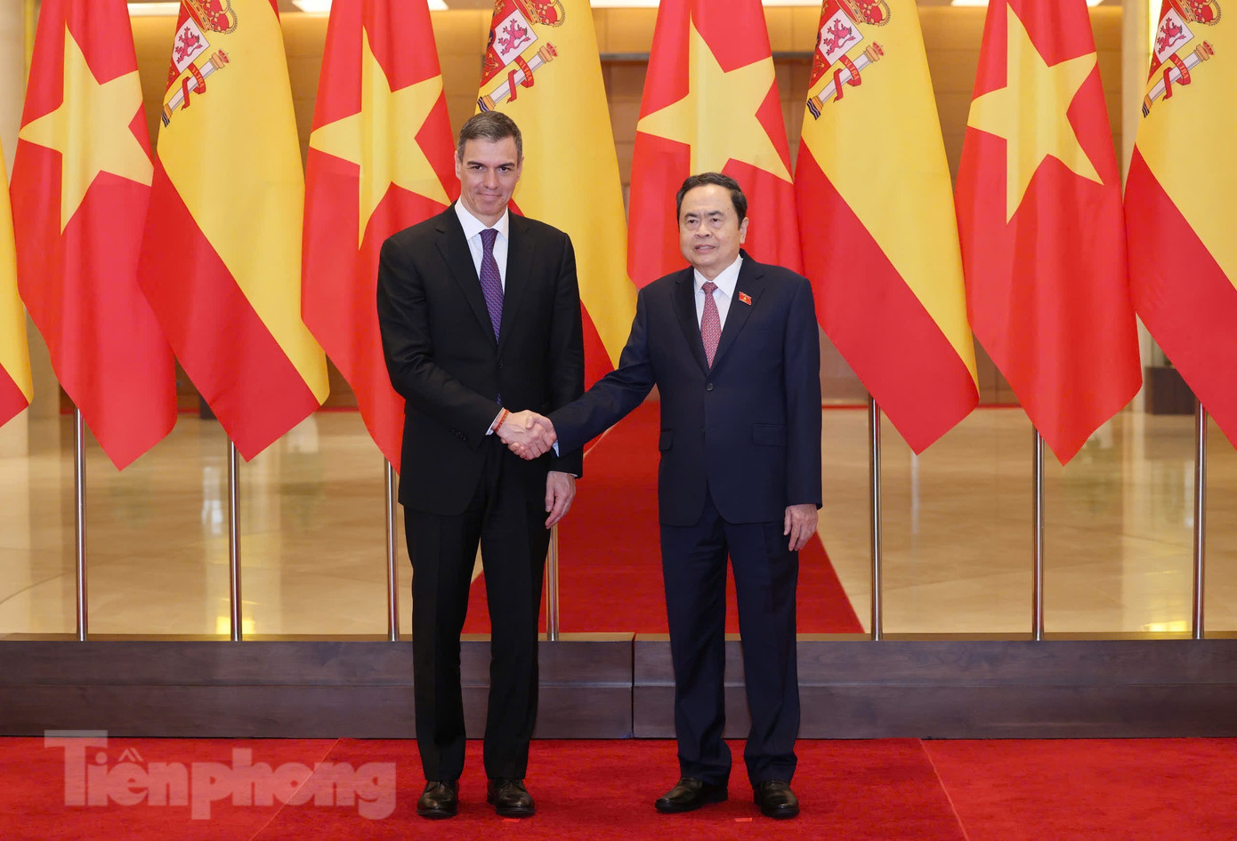 Thủ tướng Pedro Sánchez hội kiến Chủ tịch Quốc hội Trần Thanh Mẫn ngày 9/4. (Ảnh: Như Ý)