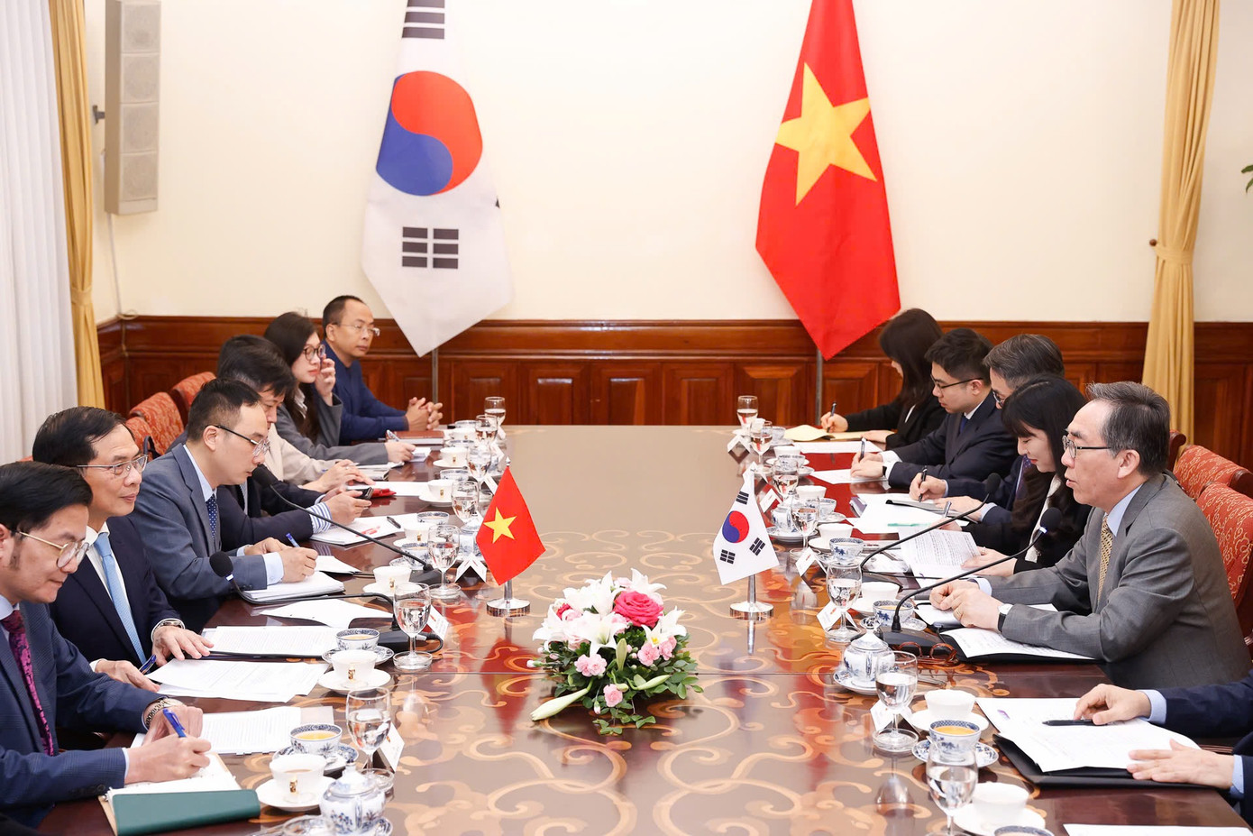 Phó Thủ tướng, Bộ trưởng Ngoại giao Bùi Thanh Sơn hội đàm với Bộ trưởng Ngoại giao Hàn Quốc Cho Tae-yul. Ảnh: Phạm Hải Phó Thủ tướng, Bộ trưởng Ngoại giao Bùi Thanh Sơn hội đàm với Bộ trưởng Ngoại giao Hàn Quốc Cho Tae-yul. Ảnh: Phạm Hải