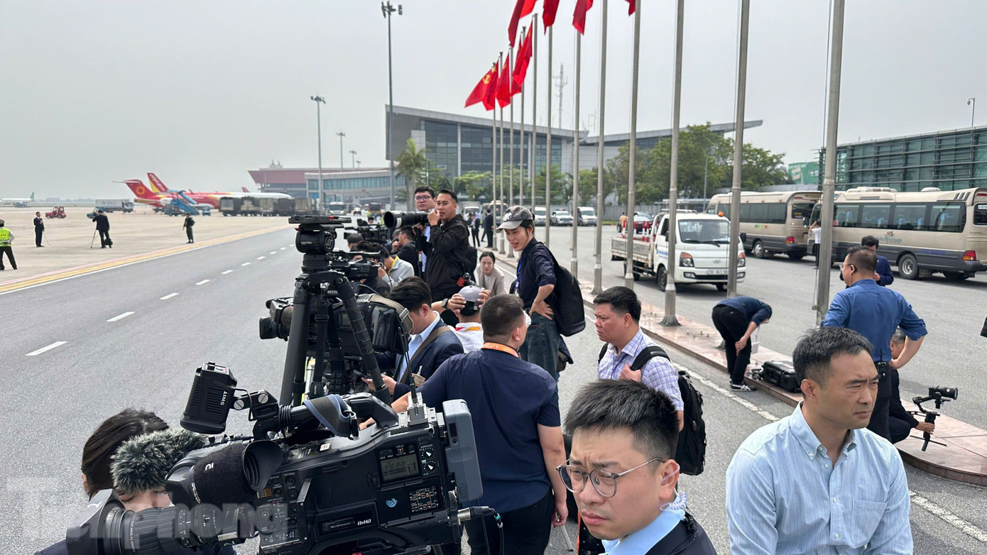 Đông đảo các phóng viên trong nước và quốc tế chờ đón Tổng Bí thư, Chủ tịch nước Trung Quốc Tập Cận Bình. Ảnh: Như Ý.