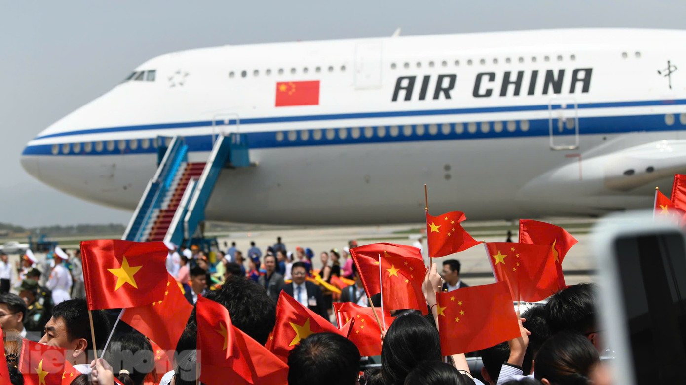 Đại biểu, người dân vẫy cờ chào đón nhà lãnh đạo Trung Quốc thăm Việt Nam. Ảnh: Như Ý Đại biểu, người dân vẫy cờ chào đón nhà lãnh đạo Trung Quốc thăm Việt Nam. Ảnh: Như Ý