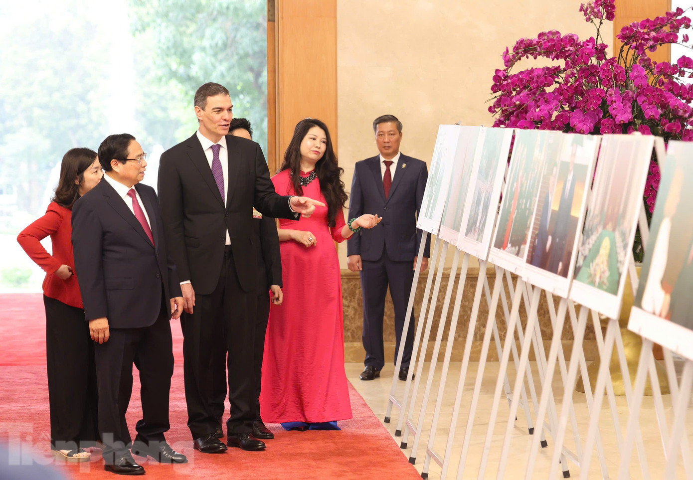 Hai Thủ tướng xem lại những bức ảnh ghi lại khoảnh khắc quan trọng trong hợp tác Việt Nam – Tây Ban Nha. (Ảnh: Như Ý) Hai Thủ tướng xem lại những bức ảnh ghi lại khoảnh khắc quan trọng trong hợp tác Việt Nam – Tây Ban Nha. (Ảnh: Như Ý)