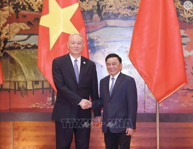 Đồng chí Trần Cẩm Tú hội đàm với đồng chí Thái Kỳ. (Ảnh: TTXVN)